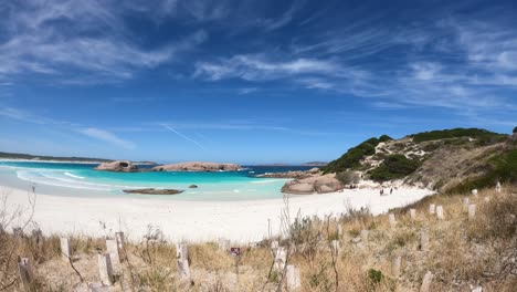 Zeitrafferaufnahme-Eines-Touristen-Am-Sandstrand-In-Esperance-Mit-Türkisfarbener-Meeresbucht-In-Westaustralien