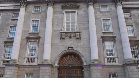 Tilt-Shot-of-the-entrance-of-Trinity-College-Dublin,-Ireland