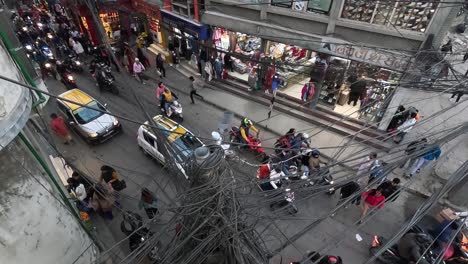 Draufsicht-Auf-Die-Chabahil-Kreuzung:-Stromkabel-Rahmen-Den-Geschäftigen-Verkehr-Unten-Auf-Der-Ringstraße-Von-Kathmandu-Ein