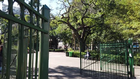 Panorama-Auf-Den-Grünen-Stadtpark-Plaza-Pueyrredon-Im-Sonnigen-Stadtviertel-Flores-In-Buenos-Aires,-Argentinien