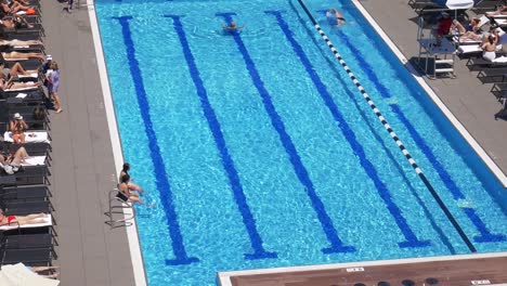 Gente-Nadando-En-Una-Piscina