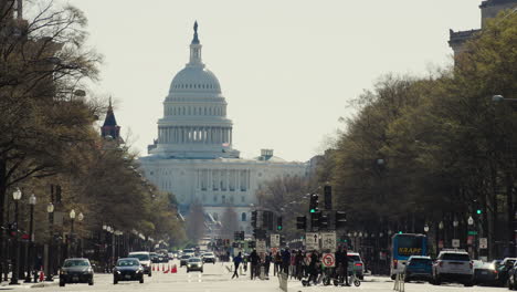 Autos-Und-Menschen-In-Bewegung-Auf-Der-Pennsylvania-Avenue-Mit-U