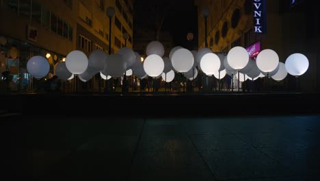 Instalación-De-Orbes-De-Luz-Universum,-Hotel-Dubrovnik,-Festival-De-Las-Luces,-Zagreb-Croacia