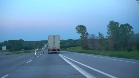 Verkehr-Auf-Der-Landstraße-Bei-Sonnenuntergang