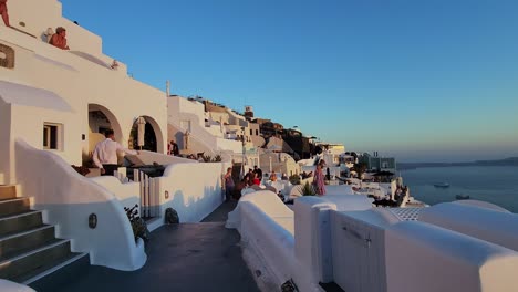 Traditionelle-Kaskadierende-Häuser-Mit-Weißer-Fassade-In-Der-Stadt-Santorini