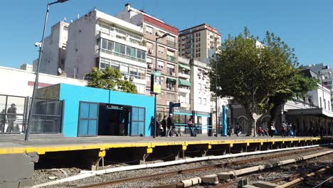 Estación-De-Tren-De-Flores-En-Buenos-Aires,-Argentina,-Gente,-Plataforma-De-Tren,-Sarmiento,-Viaje-Diario,-Paisaje-Del-Servicio-De-Transporte-Público-En-La-Capital-Sudamericana