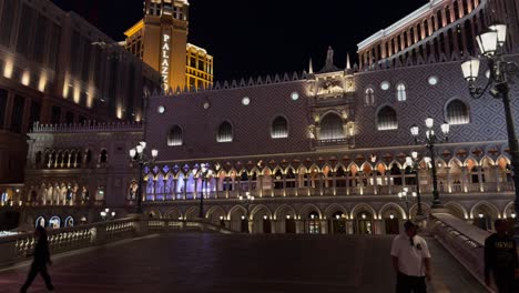 Schwenk-nach-unten-Aufnahme-Des-Venetian-In-Las-Vegas-Bei-Nacht