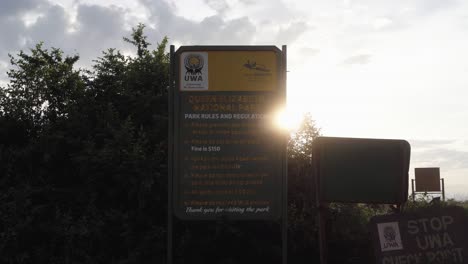 Sonnenbeschienenen-Regeln-Und-Vorschriften-Schild-Für-Besucher-Im-Queen-Elizabeth-Nationalpark,-Uganda