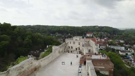 Touristen-Im-Schloss-Kazimierz-Dolny-Mit-Blick-Auf-Die-Stadt-Und-Die-Katholische-Kirche