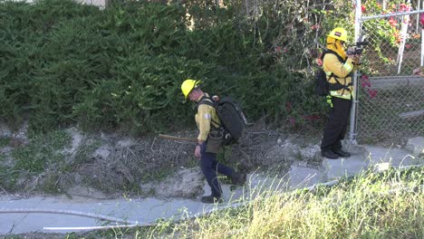 Feuerwehrmann-Läuft-Durch-Brennendes-Feld