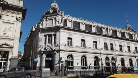 Banco-Nacional-De-Argentina-En-Buenos-Aires-Barrio-De-Flores-Avenida-De-Tráfico-Rivadavia-A-La-Luz-Del-Día-En-La-Ciudad-Metropolitana,-Con-La-Basílica-San-José-De-Flores-Hito-Cristiano