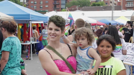 Una-Mujer-Toma-Fotos-Para-La-Cámara-Durante-El-Festival-Del-Orgullo-Midmo