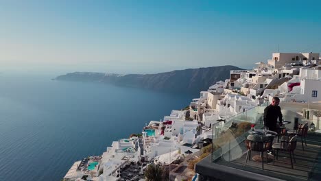 Kaskadenförmige-Häuser-In-Der-Stadt-Santorini