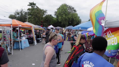 Eine-Weitwinkelaufnahme-Von-Leuten,-Die-Die-Verkaufsstände-Beim-Midmo-Pridefest-In-Augenschein-Nehmen