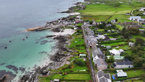 Iona,-Escocia,-Reino-Unido,-Vista-Aérea-De-Las-Casas-Costeras-Y-El-Paisaje-Insular,-Disparo-De-Drone