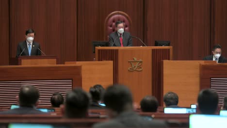 Die-Gesetzgeber-Hören-John-Lee-Ka-Chiu,-Dem-Regierungschef-Von-Hongkong,-Bei-Seiner-Jährlichen-Politischen-Ansprache-Im-Gebäude-Des-Legislativrats-In-Hongkong-Zu.