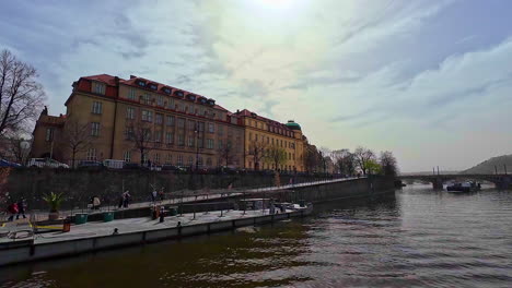 Edificio-Histórico-De-La-Facultad-De-Derecho-En-El-Terraplén-De-Dvorak-En-El-Río-Moldava.