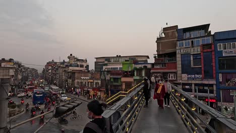 Vista-Sobre-Una-Calle-Muy-Transitada-Desde-Un-Puente-Peatonal