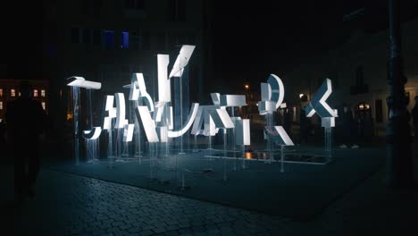 Festival-De-Luces-Zagreb,-Instalación-De-Texto-Reflejado