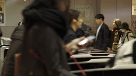 Estación-De-Tren-De-Shibuya,-Viajeros-Caminando-Por-Las-Puertas-De-Entrada,-Tokio,-Japón