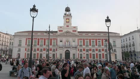 Amplia-Vista-De-Grandes-Multitudes-De-Personas-Reunidas-Y-Pasando-La-Noche-En-La-Puerta-Del-Sol,-Un-Lugar-Emblemático-De-Madrid.