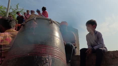 Disparo-Pov-Hacia-El-Templo-Un-Grupo-De-Bateristas-Se-Mueve-Emocionados-Hacia-El-Templo-Entreteniendo-A-La-Gente-En-El-Bazar