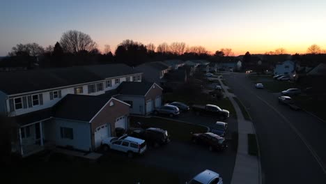 Vista-Aérea-Que-Muestra-El-Barrio-Americano-Con-Garaje-Y-Aparcamiento-Al-Atardecer