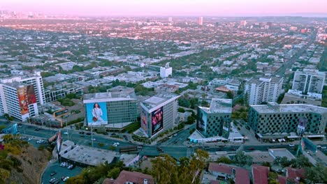 Drohnenflug-Am-Nachmittag-über-Den-Sunset-Strip-Boulevard-–-West-Hollywood,-Los-Angeles,-Kalifornien