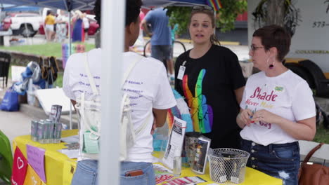 Los-Asistentes-Al-Festival-Visitan-La-Ciudad-De-Columbia,-El-Stand-Del-Departamento-De-Salud-De-Mo-Durante-El-Midmo-Pridefest.