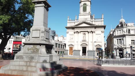 Basilika-San-Jose-De-Flores,-Christliches-Wahrzeichen-Von-Rivadavia-Avenue,-Buenos-Aires,-Argentinien,-Blick-Auf-Die-Stadt,-Pueyrredon-Plaza