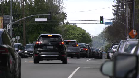 Los-Coches-Viajan-Por-Una-Carretera-Muy-Transitada.