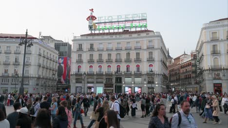 Establecimiento-De-Una-Vista-En-Planta-Del-Icónico-Cartel-Publicitario-De-Neón-De-Tío-Pepe,-Ubicado-En-La-Puerta-Del-Sol-De-Madrid,-Que-Representa-La-Conocida-Marca-De-Vino-Seco-De-Jerez.