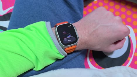 Apple-Watch-Ultra-Smartwatch-Mit-Orangefarbenem-Silikonarmband-Am-Männerhandgelenk