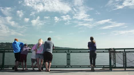 Menschen-Genießen-Die-Aussicht-Von-Einer-Fähre,-Während-Sie-Zwischen-Städten-Pendeln