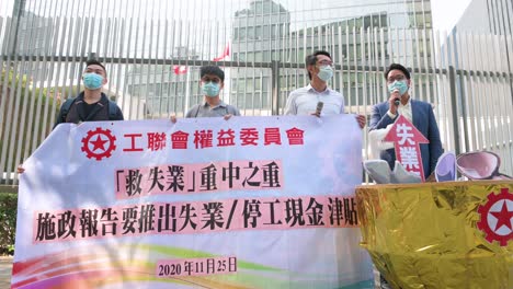 Menschen-Halten-Ein-Banner-Vor-Dem-Regierungsgebäude-Von-Hongkong-Und-Dem-Gebäude-Des-Legislativrats-In-Hongkong
