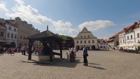 Escena-De-Gente-En-El-Mercado-De-La-Ciudad-De-Kazimierz-Dolny,-Provincia-De-Lublin,-Polonia