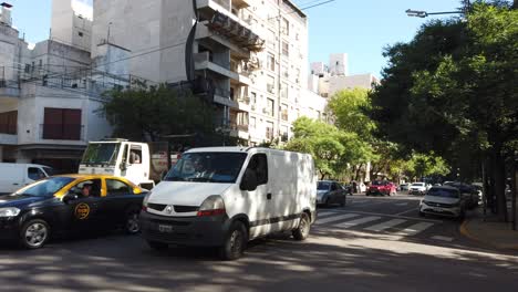 El-Tráfico-En-La-Avenida-Los-Autos-Circulan-A-Través-De-Una-Rápida-Línea-Asfaltada-En-La-Capital-De-La-Ciudad-Latinoamericana,-El-Barrio-De-Flores,-El-Carril-De-Avellaneda.