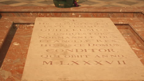 Detail-of-William-the-Conqueror's-tomb-in-the-"Abbaye-aux-Hommes",-Caen,-France