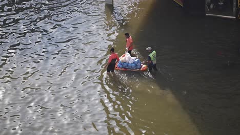 El-19-De-Abril-De-2024,-Se-Entregan-Alimentos-En-Barco-En-Una-Carretera-Inundada-En-El-Norte-De-Los-Emiratos-Árabes-Unidos-Después-De-Que-Una-Lluvia-Récord-Azotara-El-País.