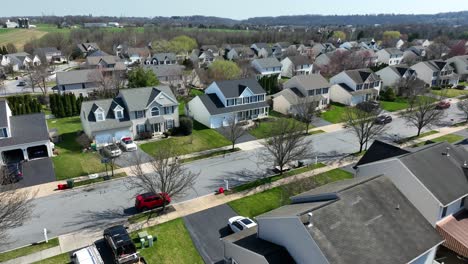 Luftaufnahme-Eines-Anflugs-über-Ein-Nobles-Amerikanisches-Viertel-Mit-Modernen-Einfamilienhäusern