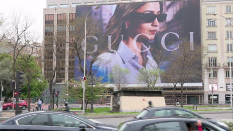 Eine-Große-Plakatwand-Der-Italienischen-Luxusmodemarke-Gucci-Ist-In-Madrid,-Spanien-Zu-Sehen