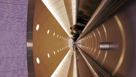 Una-Toma-De-Las-Largas-Escaleras-Mecánicas-De-Long-Island-Rail-Road-En-La-Estación-Grand-Central-Madison