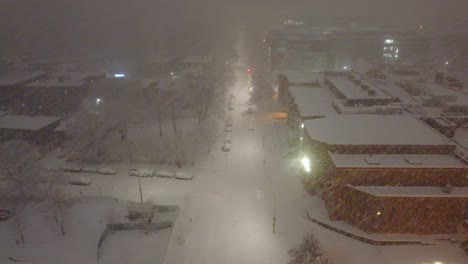 Starker-Schneefall-Winterwetter-Montreal-Quebec-Kanada-Schneebedeckte-Straßengebäude