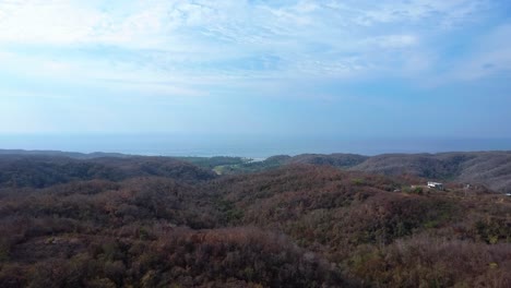 4K-Drohnenvideo-Der-Berge-In-Der-Natur-Mit-Dem-Meer-Im-Hintergrund-Mit-Blauem-Himmel-Und-Wolken,-Tropischer-Wald-Im-Pazifischen-Ozean,-Oaxaca,-Mexiko,-Lateinamerika,-Sommer-Und-Frühling,-Wunderschön