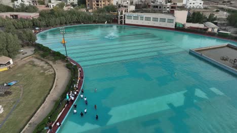 Toma-Aérea-De-Dreamworld-Karachi-Con-Vista-Completa-De-La-Piscina.