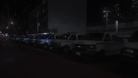 Toma-En-Primera-Persona-Pasando-Junto-A-Los-Coches-De-Policía-En-Las-Calles-De-Manhattan,-Noche-En-Nueva-York.