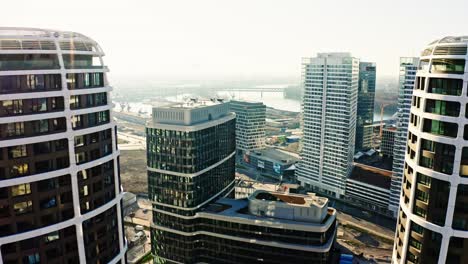 Luftpanoramablick-Auf-Bürogebäude-In-Der-Innenstadt-An-Einem-Schönen-Sonnigen-Tag