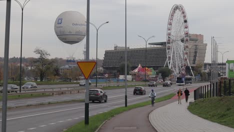 Ein-Mit-Heißer-Luft-Aufgeblasener-Ballon-Befördert-Menschen-In-Die-Luft