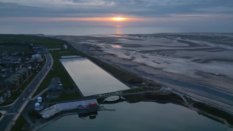 Langsamer-Aufstieg-über-Den-Bootsseen-Von-Fleetwood,-Lancashire,-Großbritannien-Bei-Sonnenuntergang