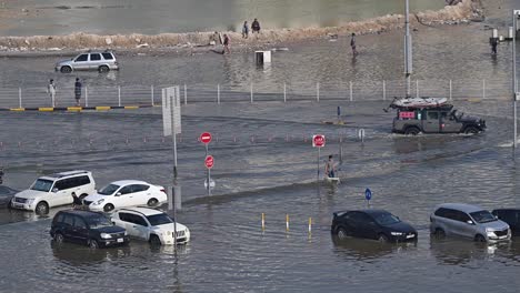 Am-19.-April-2024-Staute-Sich-Der-Verkehr-Auf-Einer-überfluteten-Straße-In-Den-Nördlichen-Emiraten-Der-Vereinigten-Arabischen-Emirate,-Nachdem-Das-Land-Von-Rekordverdächtigen-Regenfällen-Heimgesucht-Worden-War